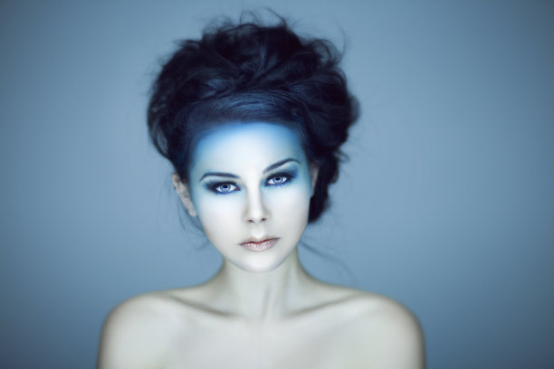 年轻漂亮的女人，涂着蓝色美人鱼妆图片下载