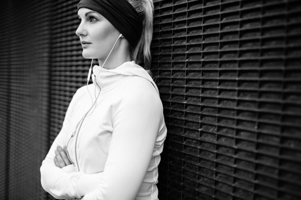 健身女性正在休息进行训练图片下载