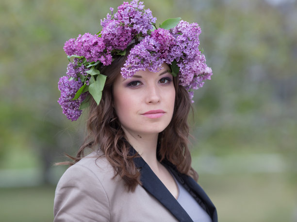 戴着丁香花环的年轻女子在户外图片下载