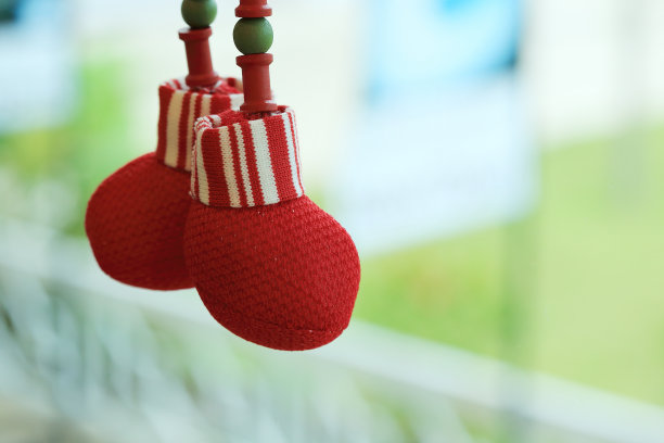 在圣诞节，用纱线做成的雪人娃娃装饰着家里图片下载