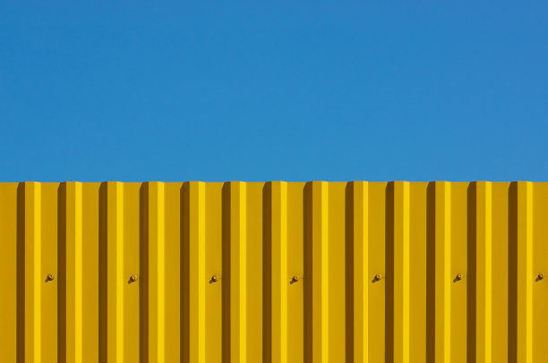 黄色的甲板和蓝色的天空图片下载