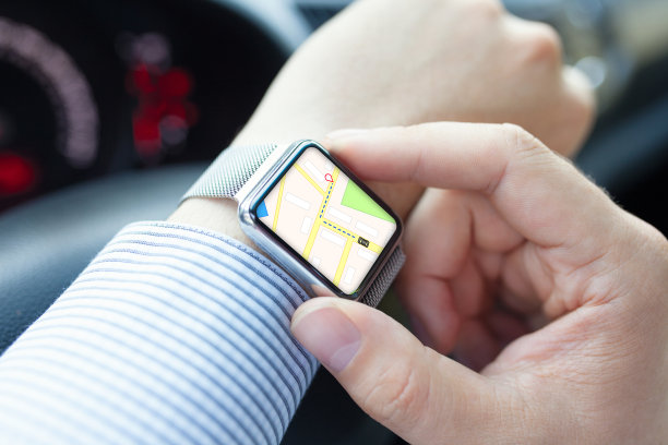 男人手在车与手表应用导航图片下载