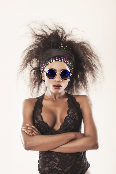 美丽的非洲模特戴着太阳镜和彩色的大手帕图片下载