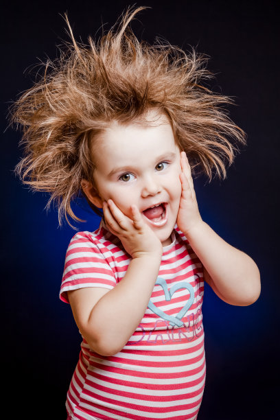 梳着朋克发型的小女孩图片下载