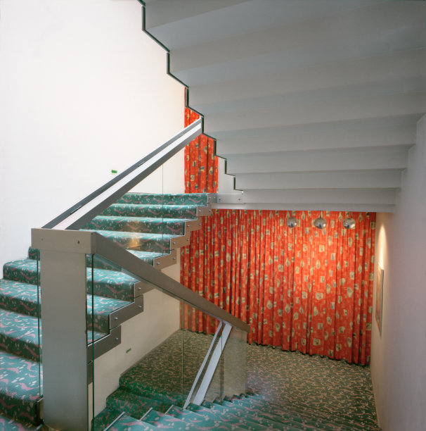 旧旅馆的楼梯图片下载