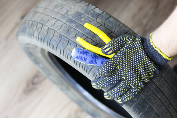 冬天换轮胎的男人图片下载