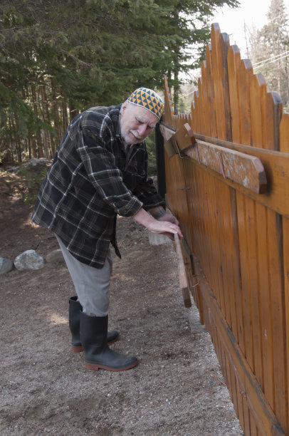 老人正在修门图片下载