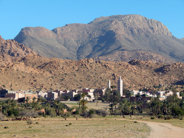 蓝天映衬下的风景图片下载