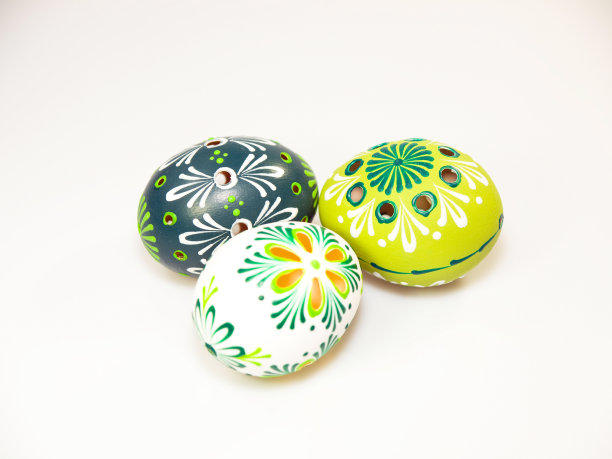 三个用蜡装饰的复活节彩蛋图片下载