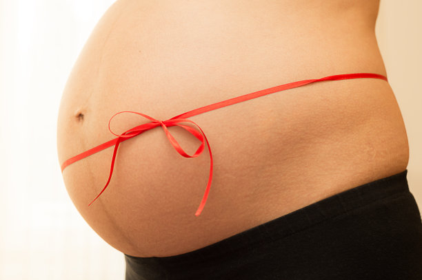 孕妇的肚子装饰得像礼物图片下载