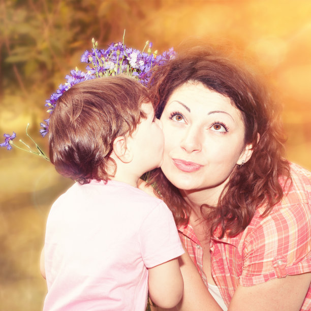 年轻母亲和婴儿的肖像。图片下载