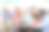几代同堂的一家人在客厅里看相册照片图片下载