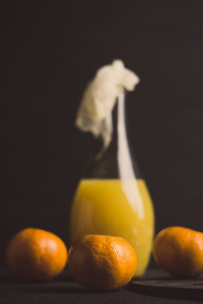 深色背景上是橘子和果汁图片下载
