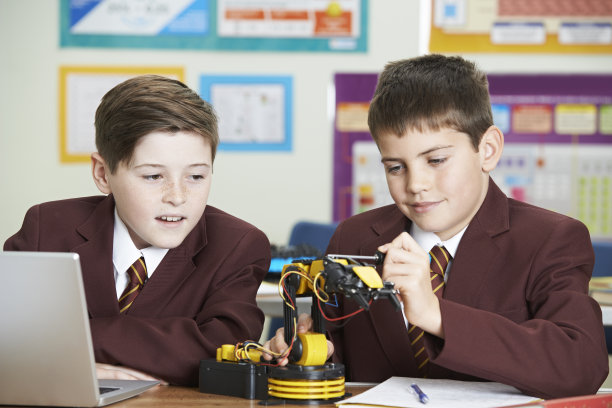 学生在科学课上学习机器人图片下载