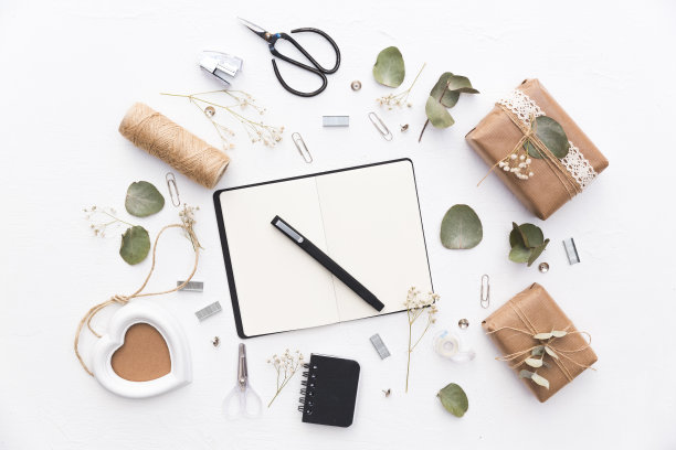 有自制装饰品和礼品盒的笔记本。DIY的概念图片下载