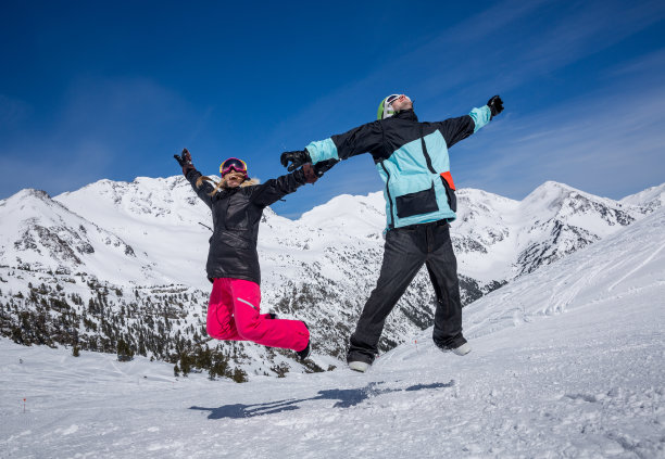 快乐的情侣在山上跳跃图片下载