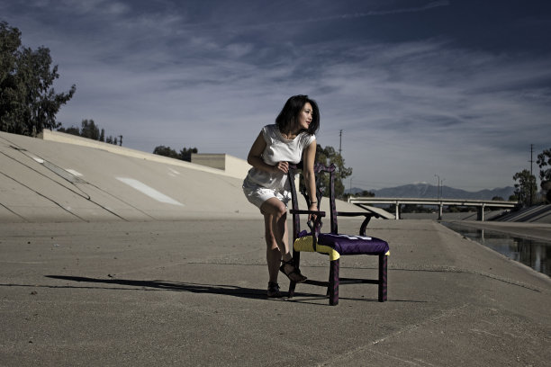 带设计椅的女士图片下载