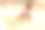 年轻女子在热水浴缸里放松素材图片
