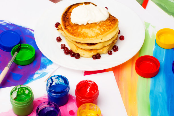 早餐的艺术家。煎饼配酸奶油和蔓越莓，一杯图片下载