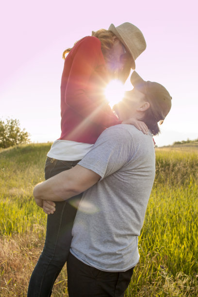 日落时分，大自然中的一对年轻夫妇图片下载