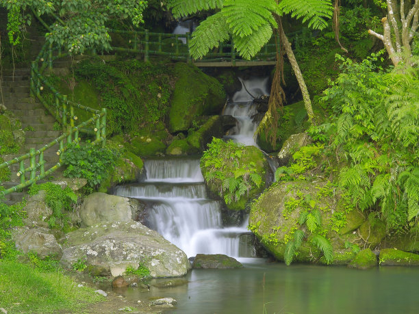瀑布和岩石图片下载