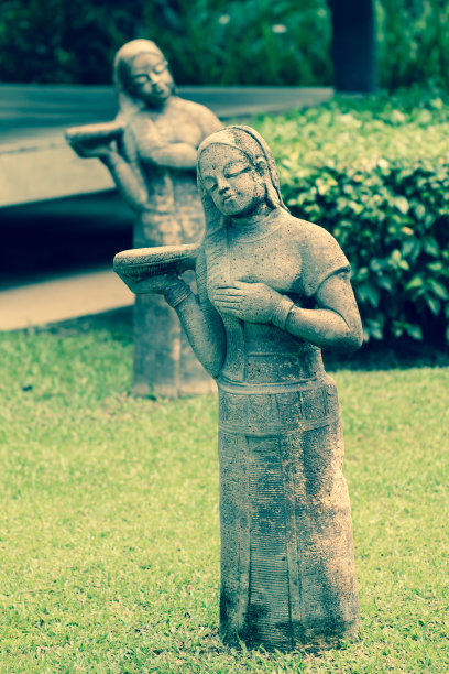 美丽的女士石头在植物园的复古图片图片下载