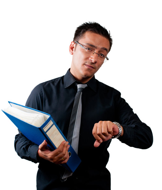 一个年轻人拿着文件夹在看时间图片下载