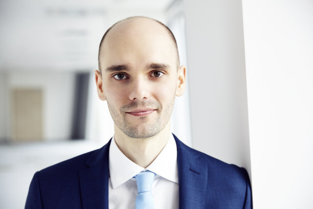 冷静的年轻商人的肖像图片下载