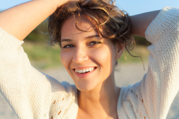 海滩上的漂亮女孩图片下载