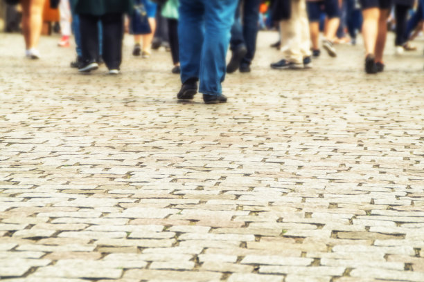 许多人的腿在路上图片下载