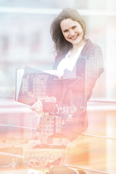 女商人和城市景观的双重曝光图片下载