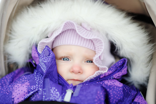 婴儿车里的小女孩图片下载