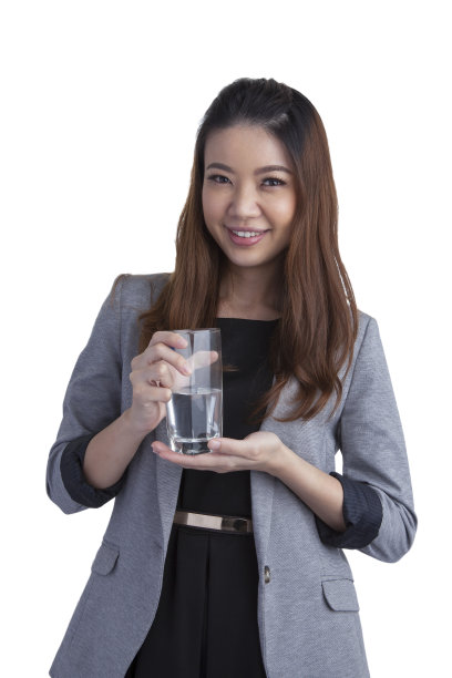 年轻的女商人在玻璃上展示水图片下载