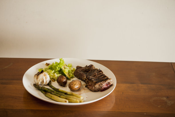 烤牛肉配土豆和芦笋图片下载