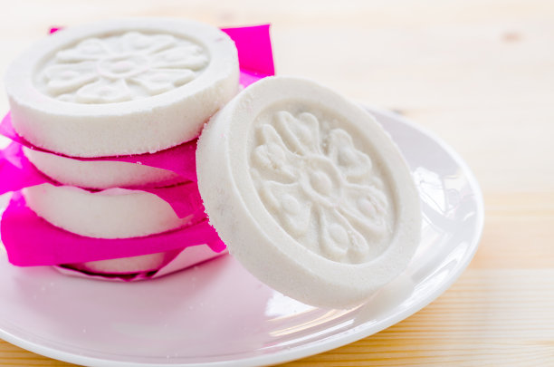 一种中国的煎饼，用米粉做成，以木头为背景图片下载