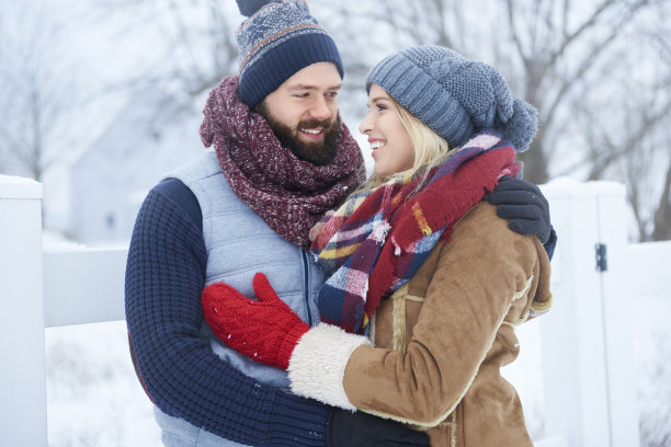 新婚夫妇的冬季约会图片下载