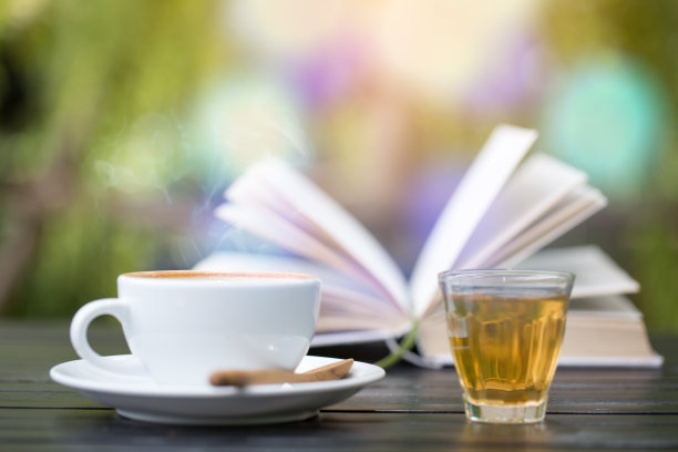 在花园里喝咖啡的时间图片下载