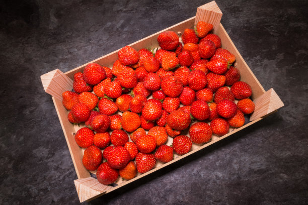 装满草莓的木箱子图片下载