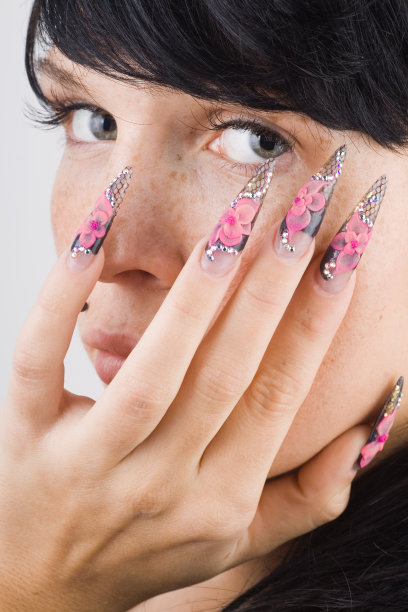 粉色丙烯酸花指甲的女孩图片下载