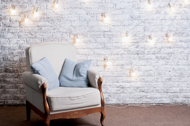 白色扶手椅，蓝色枕头图片下载