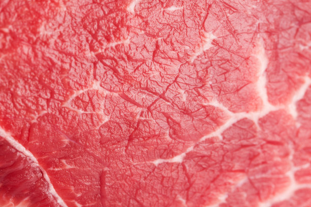 生牛肉孤立在白色背景图片下载