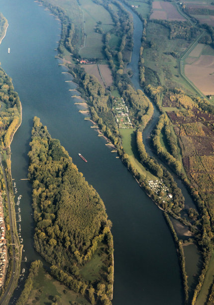 美因茨附近莱茵河上船只的天线图片下载
