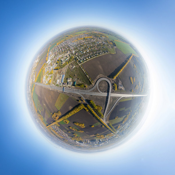 空中公路立交、高架桥。十字路口，停车场，桥梁。直升飞机图片下载