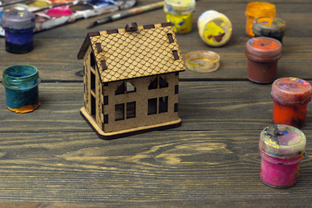 旧油漆之间的木屋图片下载