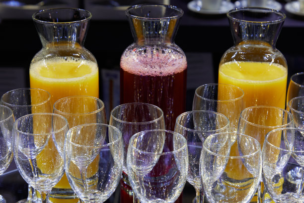 红色的水果，橙汁和水晶玻璃杯准备好吃早餐图片下载