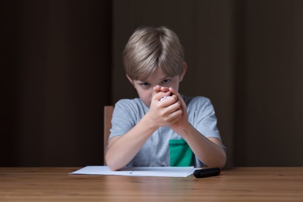 男孩做纸球图片下载