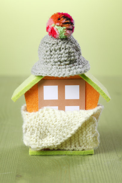 有针织围巾和帽子的小房子图片下载