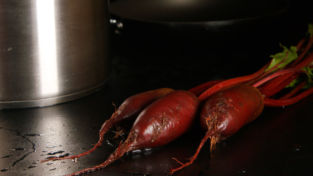 厨房的黑桌子上放着湿甜菜图片下载