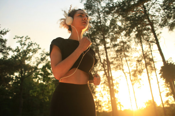 运动女孩（跑）图片下载