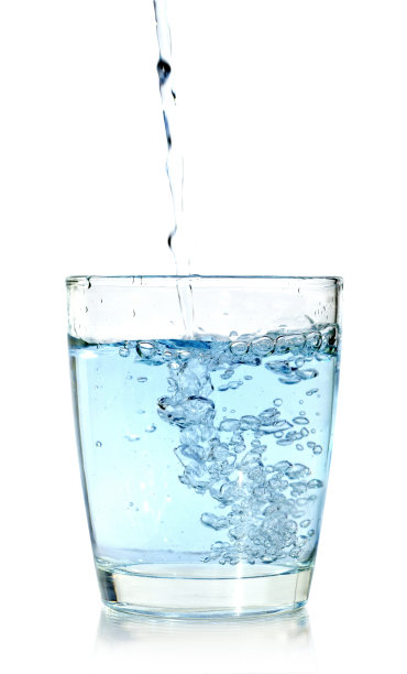 把水倒在白色的杯子上图片下载